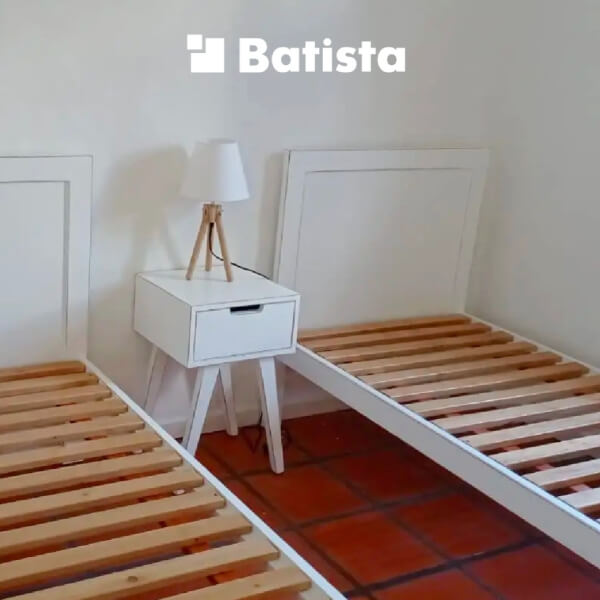 Cama con tablero liso