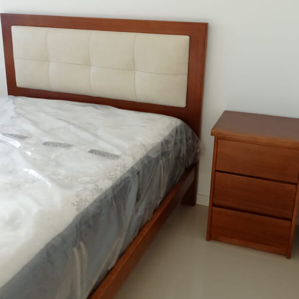 Cama tablero tapizado