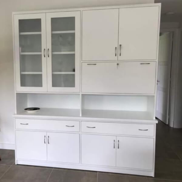 Mueble laqueado blanco