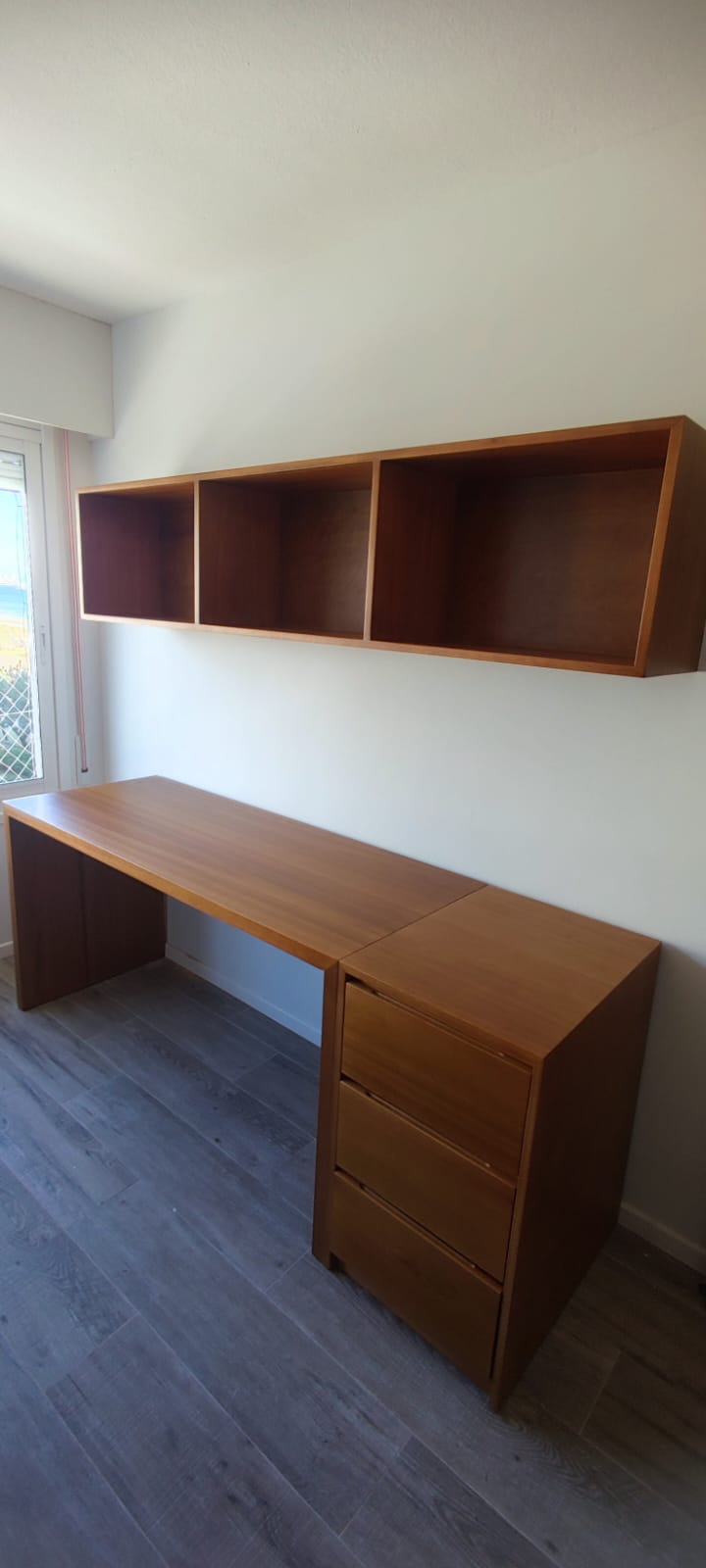 Escritorio con mesa auxiliar  y repisa