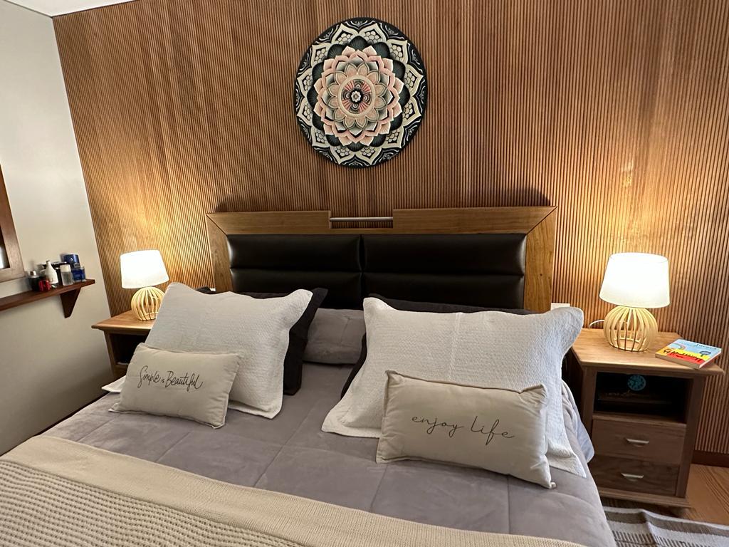 Cama con tapizado cuero