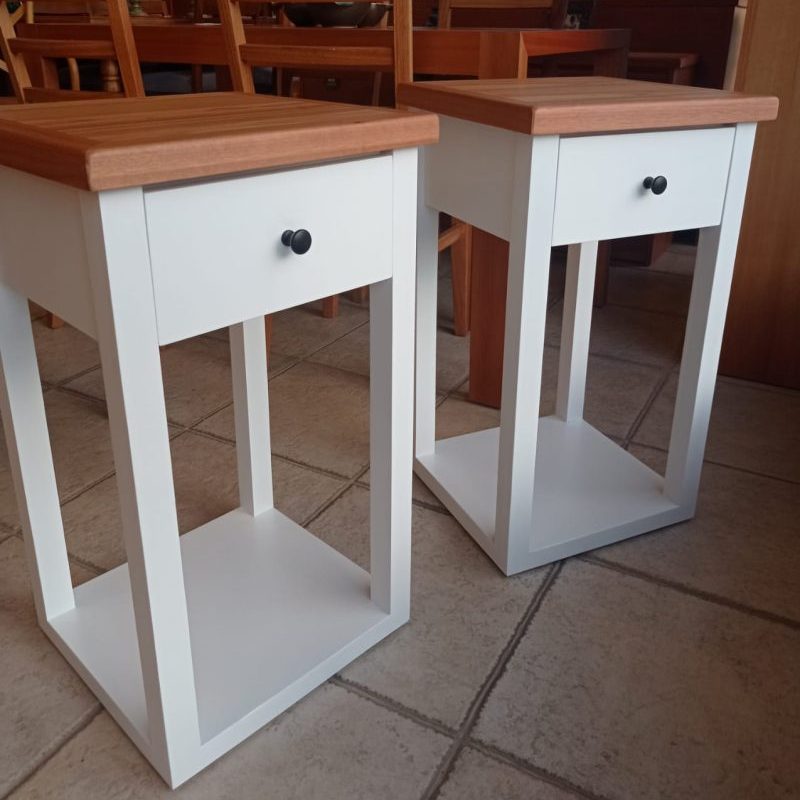 Mesa de luz blanco y madera