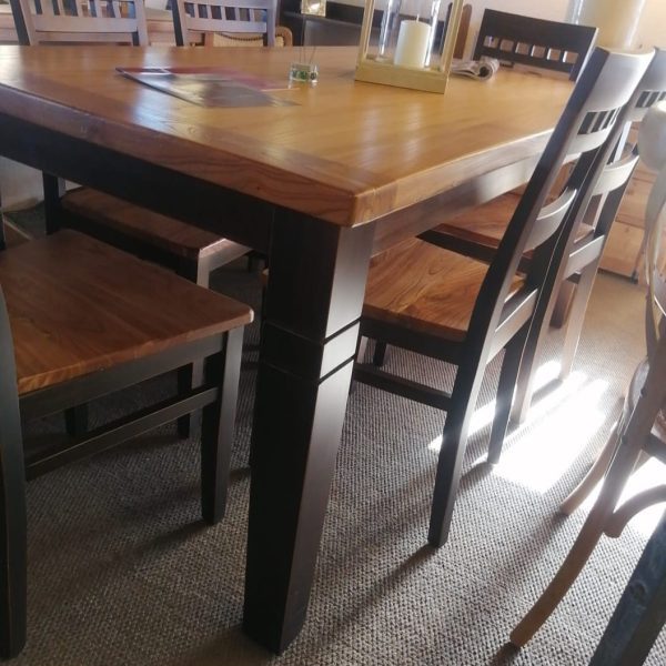 Mesa Comedor con lustre y patina